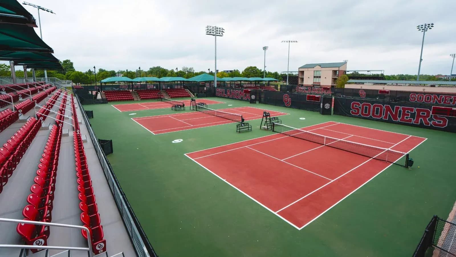 Cancha de tenis con gradas vacías en Oklahoma
