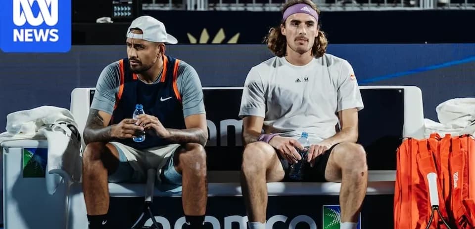 Jugadores sentados en el banco durante un partido de tenis