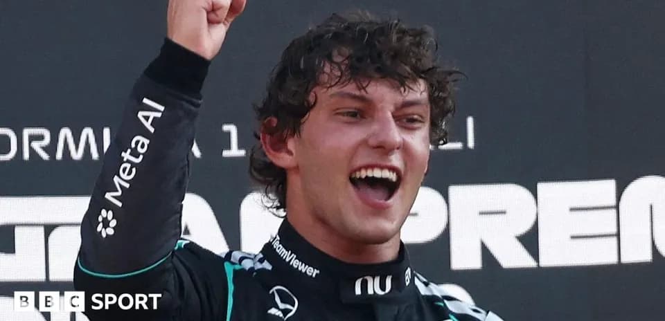 Piloto celebrando en el podio tras la carrera