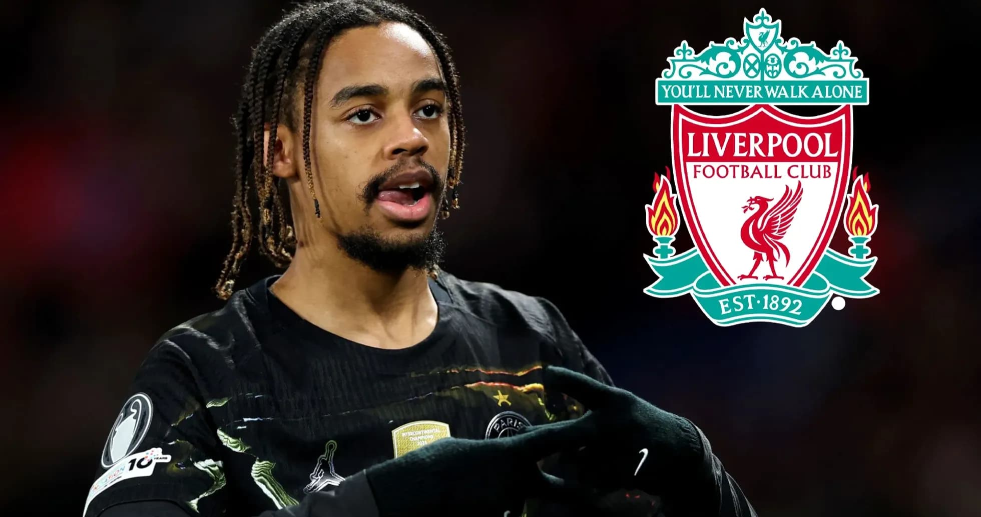 Jugador gesticulando con el logo de Liverpool detrás