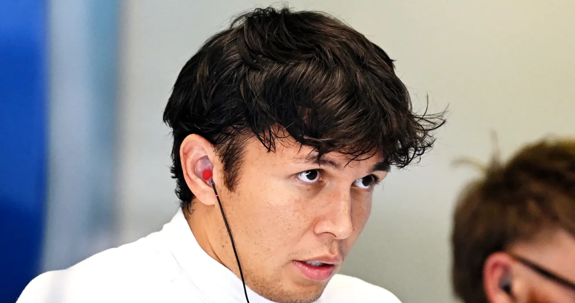 Piloto concentrado con auriculares en el garaje
