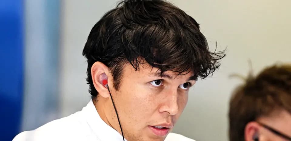 Piloto concentrado con auriculares en el garaje