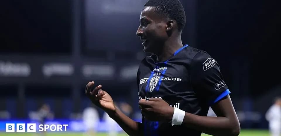 Jugador celebrando en el campo durante el partido