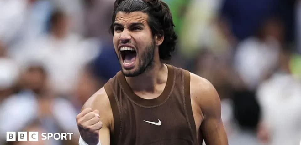 Jugador de tenis celebrando con un puño en alto