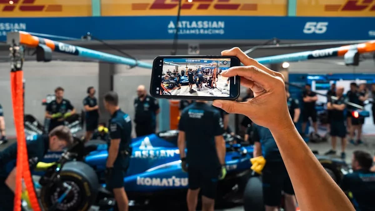 Mecánico grabando equipo en el garaje de Williams