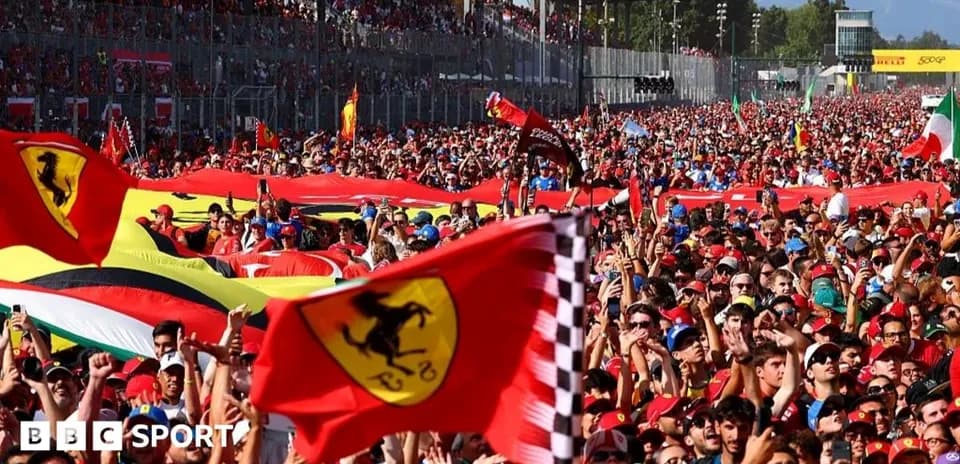 Multitud de aficionados con banderas de Ferrari en evento