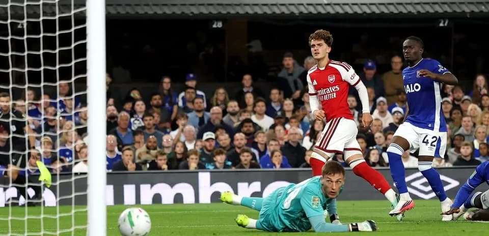 Jugador de Arsenal celebra un gol en el partido