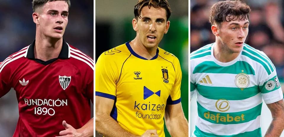 Tres futbolistas en sus camisetas de club durante el juego