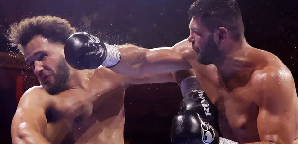 Boxeadores en acción durante un combate de boxeo