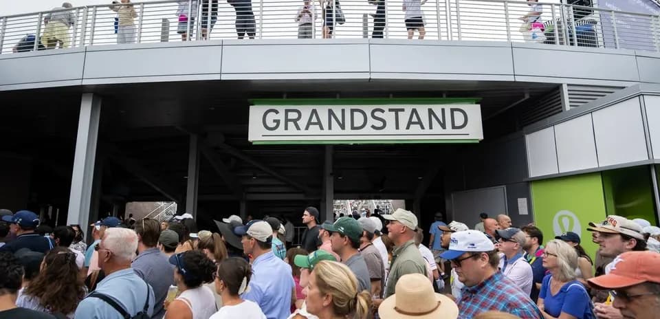 Multitud esperando para entrar al grandstand