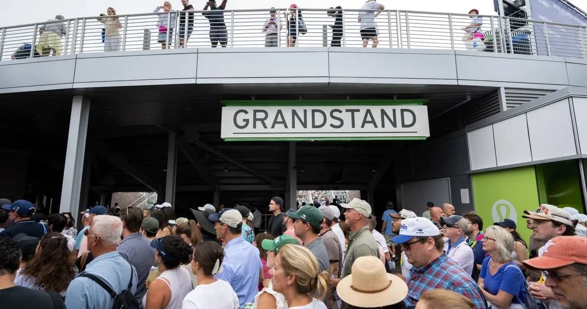 Multitud esperando para entrar al grandstand