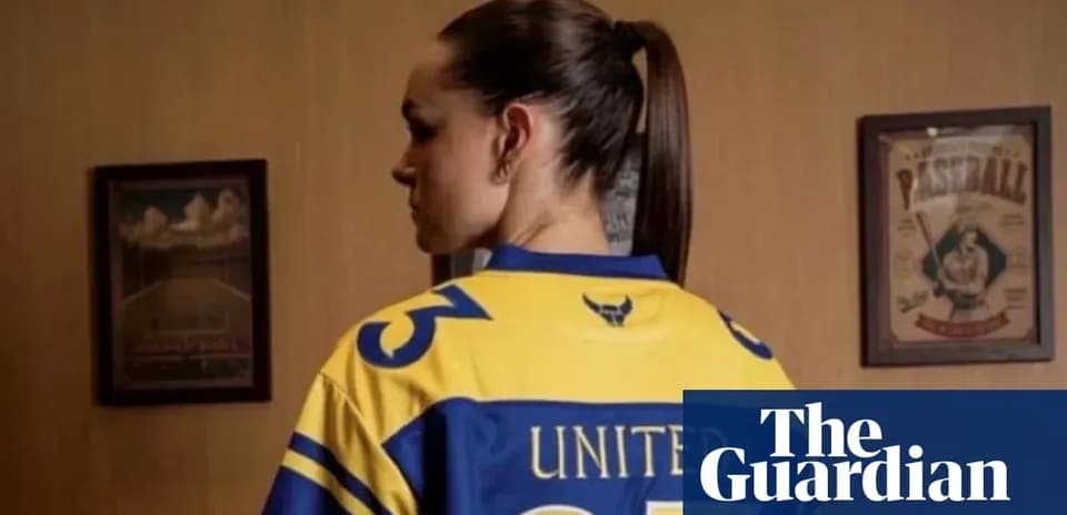 Mujer con camiseta amarilla y azul de equipo