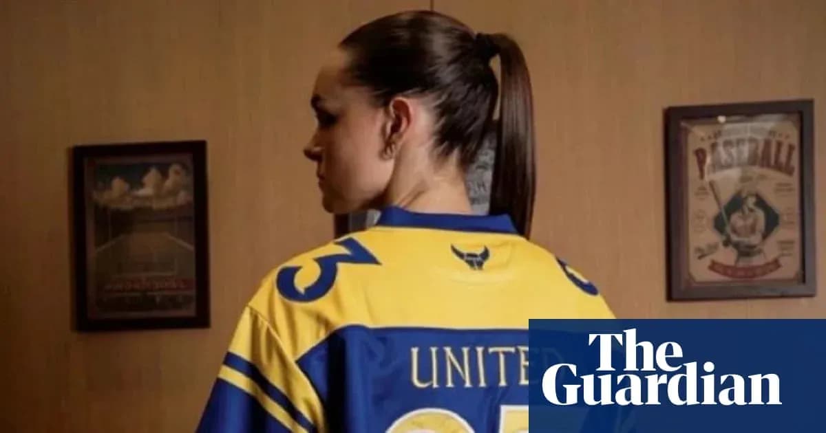 Mujer con camiseta amarilla y azul de equipo