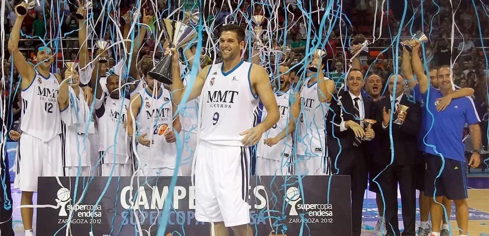 Jugadores de baloncesto celebrando un campeonato con trofeos