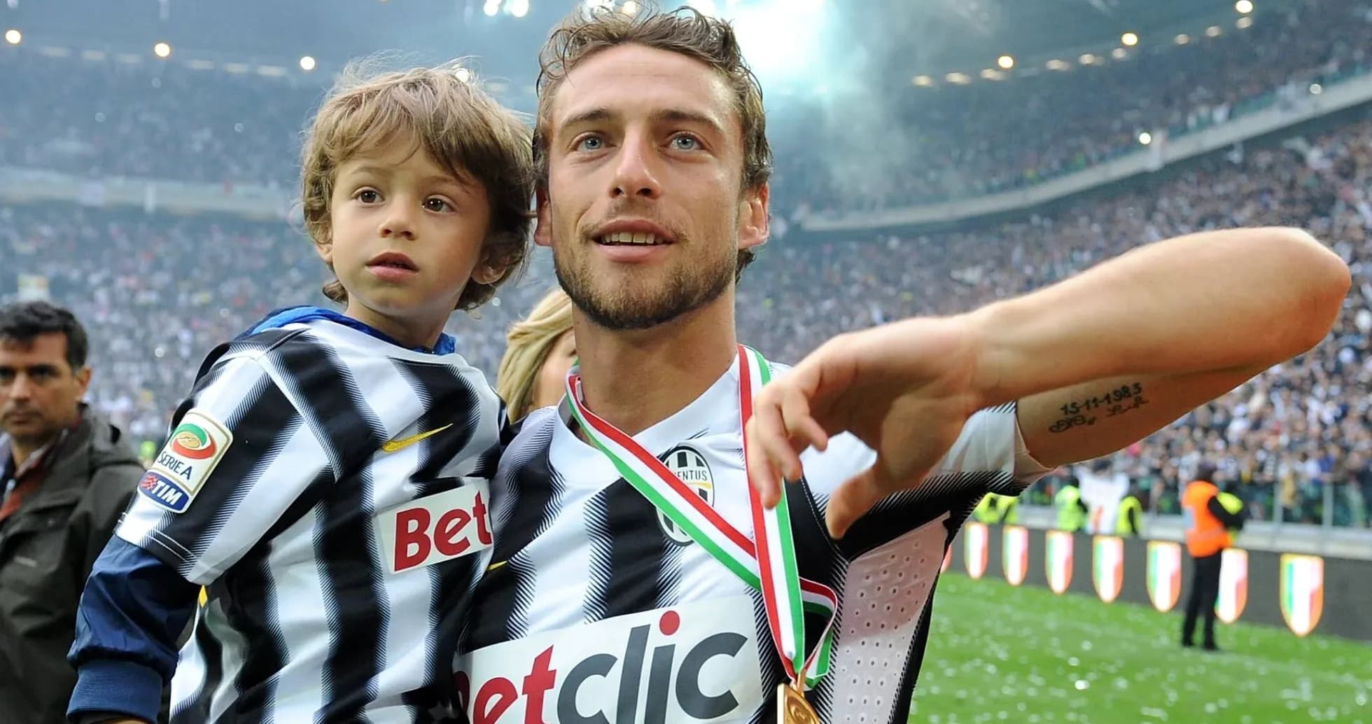 Jugador de Juventus con niño y medalla en celebración