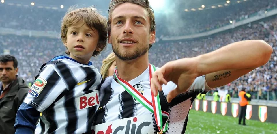 Jugador de Juventus con niño y medalla en celebración