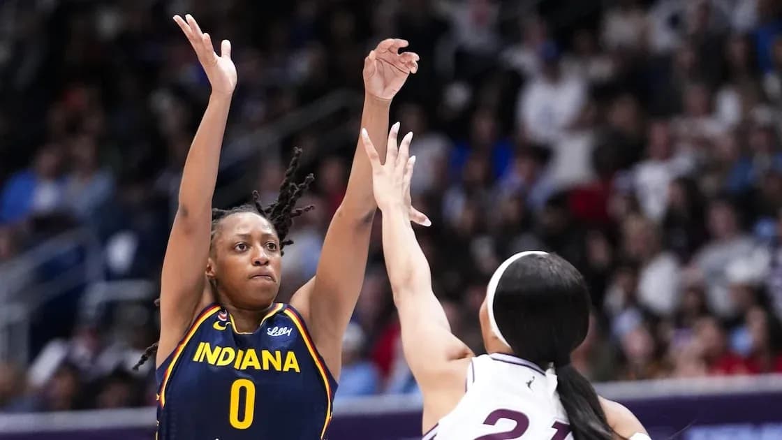 Jugadora de Indiana lanzando el balón durante partido