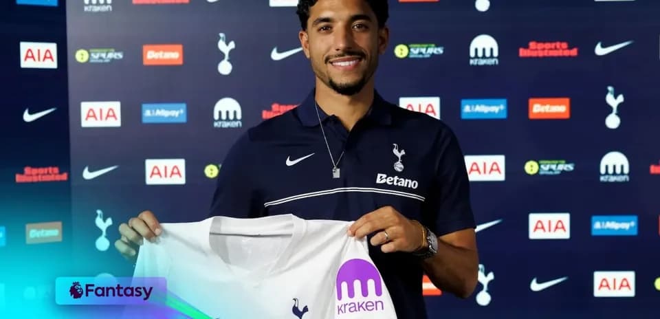 Jugador de Tottenham mostrando camiseta en presentación
