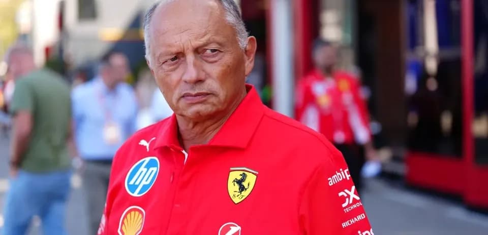 Hombre en camisa de Ferrari en el paddock