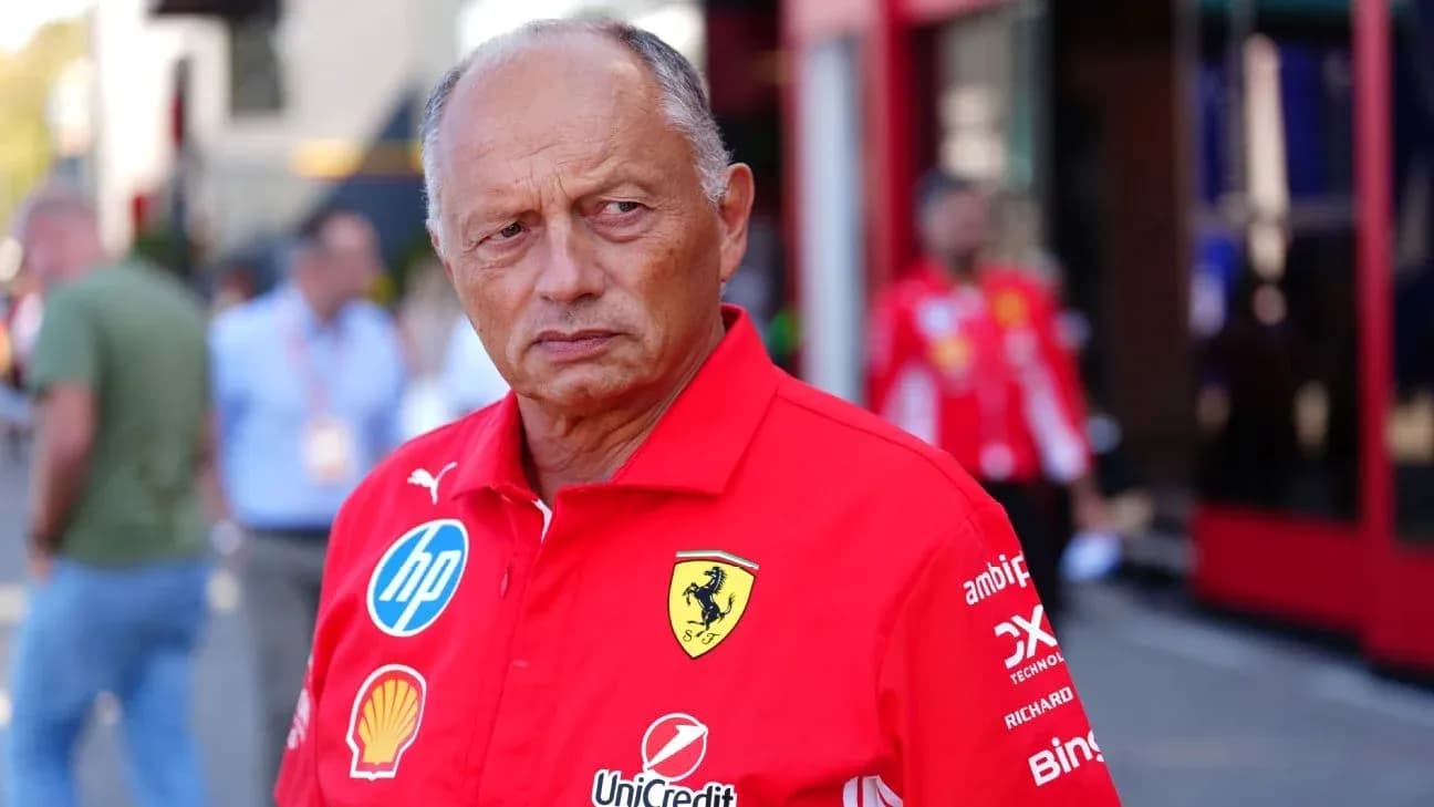 Hombre en camisa de Ferrari en el paddock