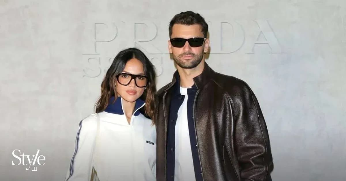 Pareja posando en evento de moda con gafas de sol