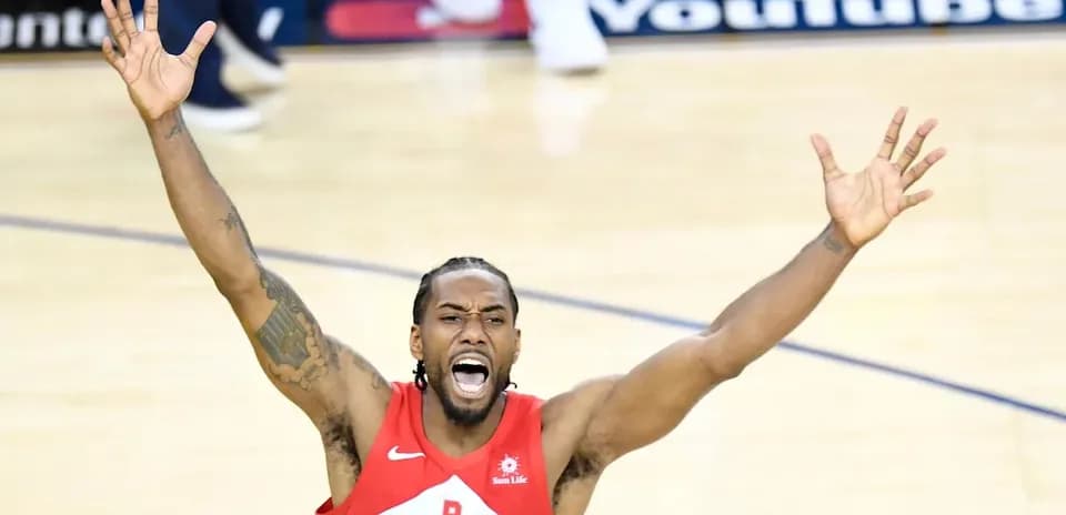 Jugador de baloncesto celebrando en la cancha