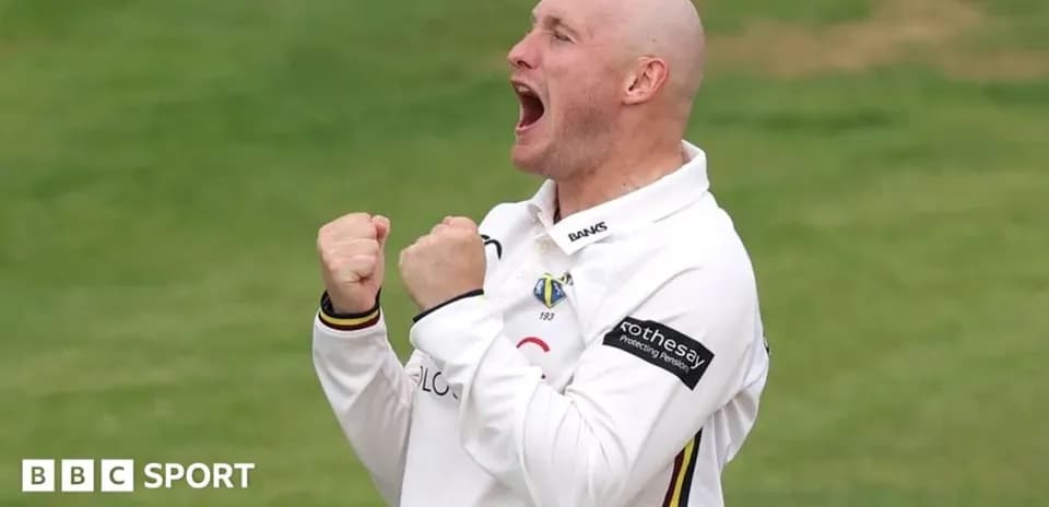 Jugador de cricket celebrando con los puños en alto
