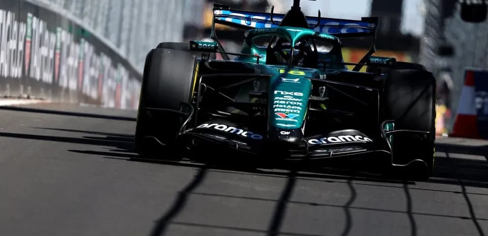 Coche de Fórmula 1 en circuito urbano