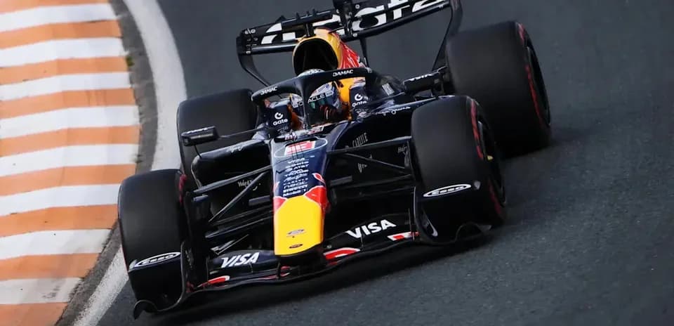 Coche de Fórmula 1 tomando una curva en pista