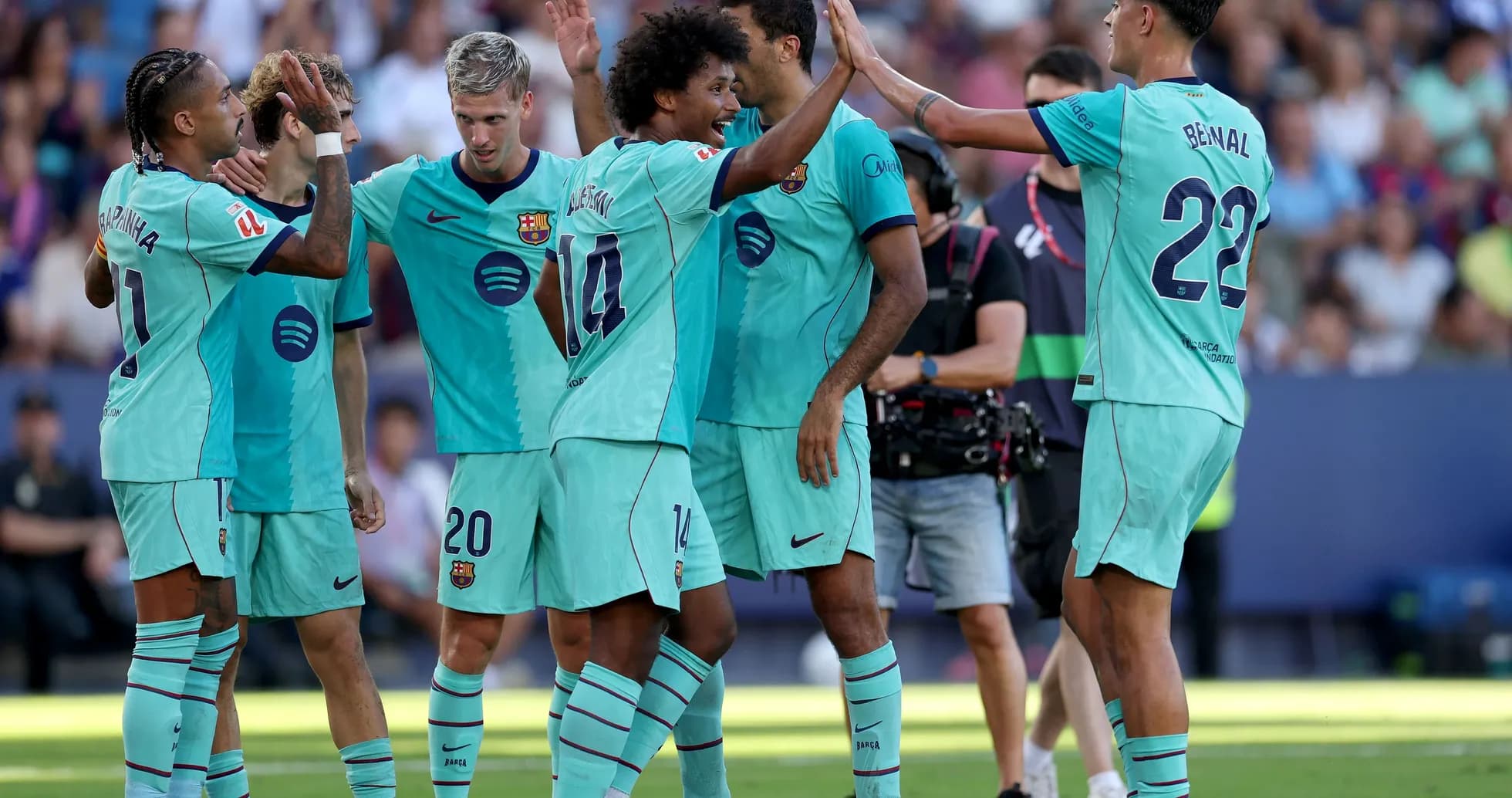 Jugadores del Barcelona celebrando un gol juntos