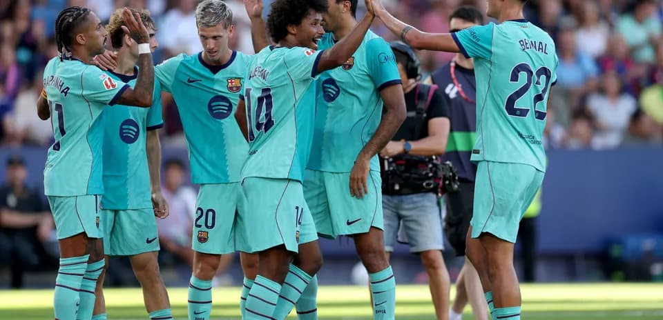 Jugadores del Barcelona celebrando un gol juntos