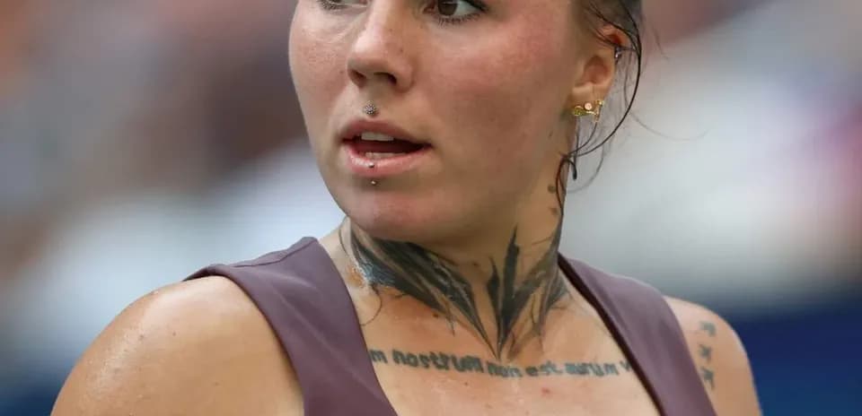 Jugadora con tatuajes y piercings en la piel