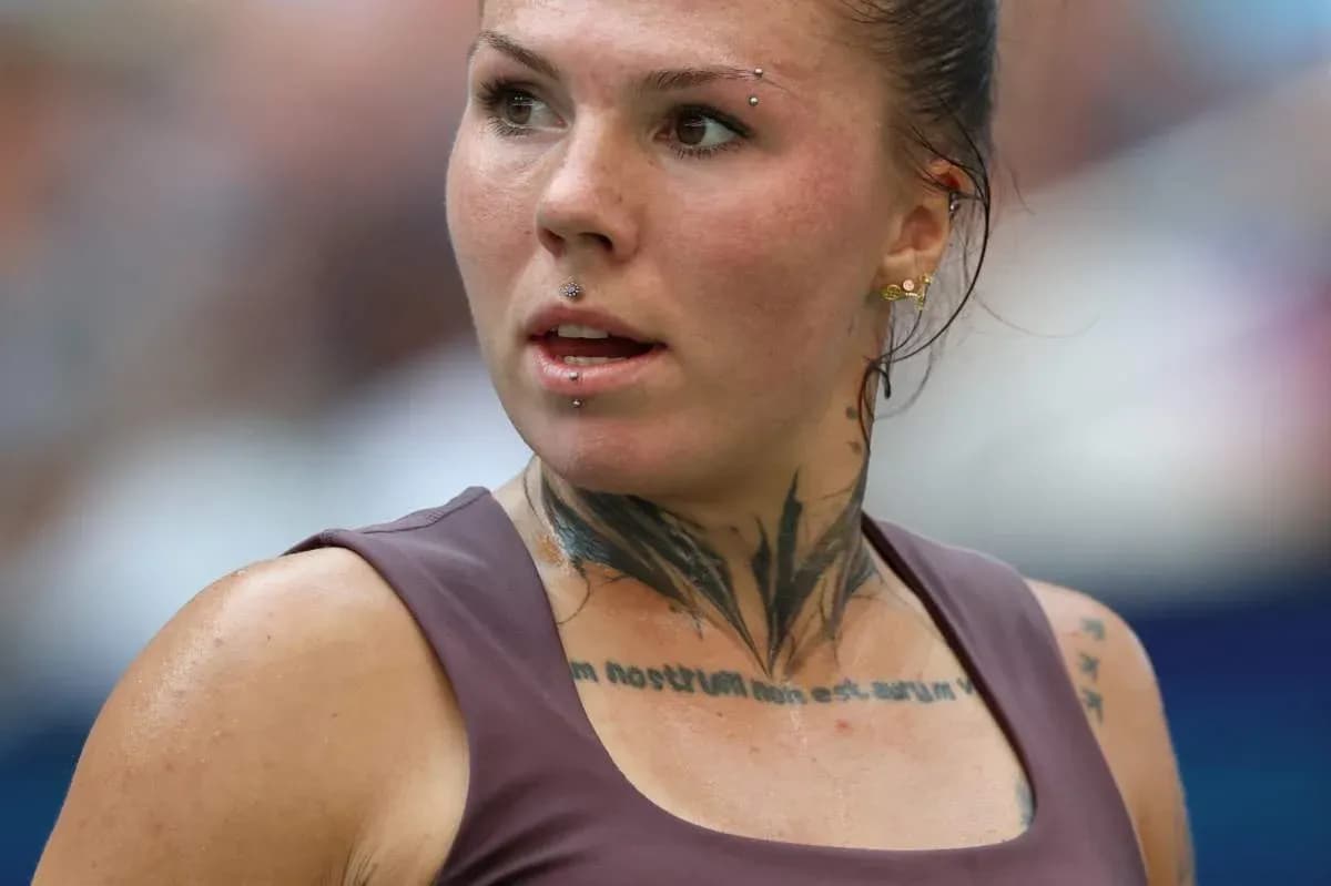 Jugadora con tatuajes y piercings en la piel