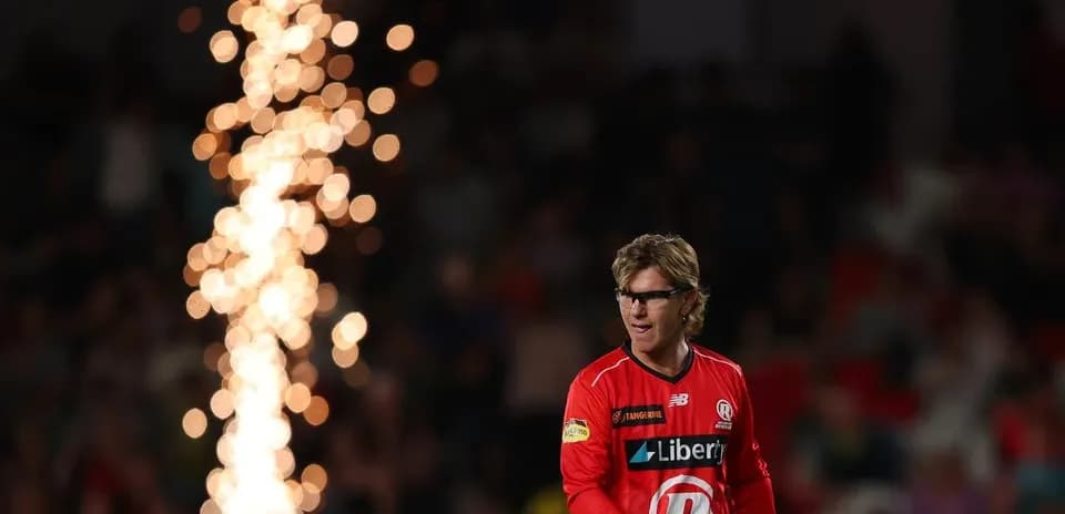 Jugador en uniforme rojo con fuegos artificiales de fondo