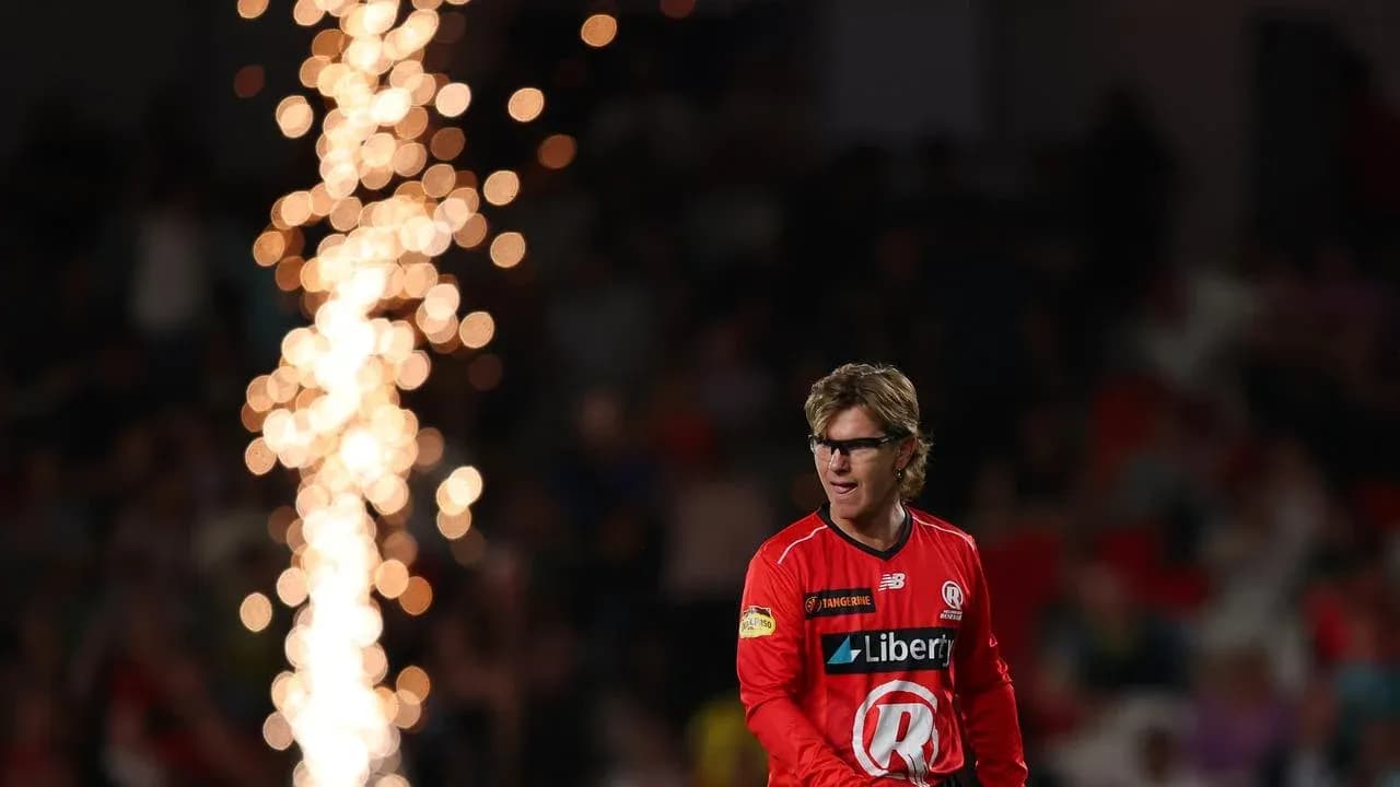 Jugador en uniforme rojo con fuegos artificiales de fondo