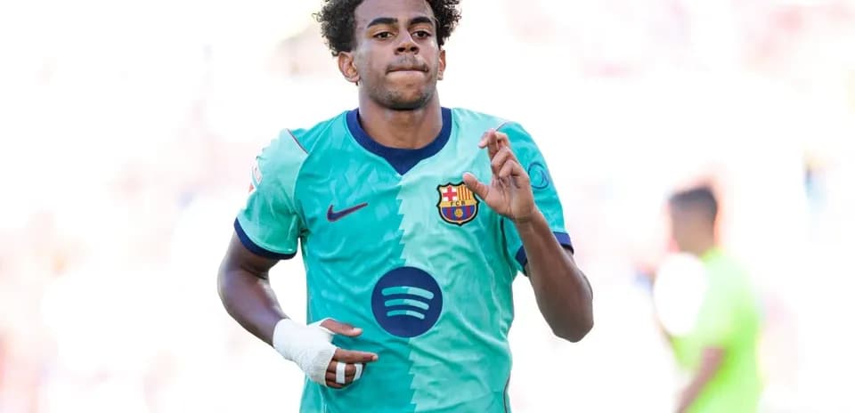 Jugador de Barcelona corriendo en el campo de juego