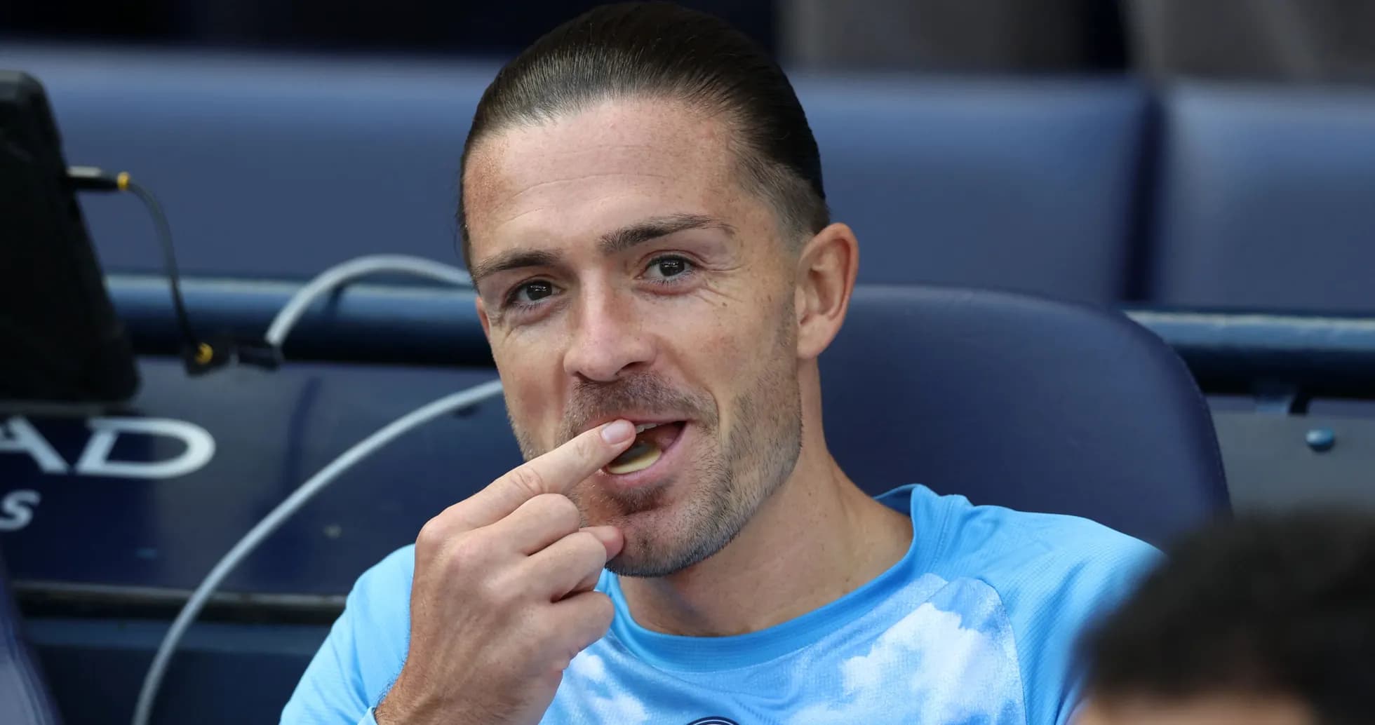 Jugador sentado en el banquillo comiendo un dulce