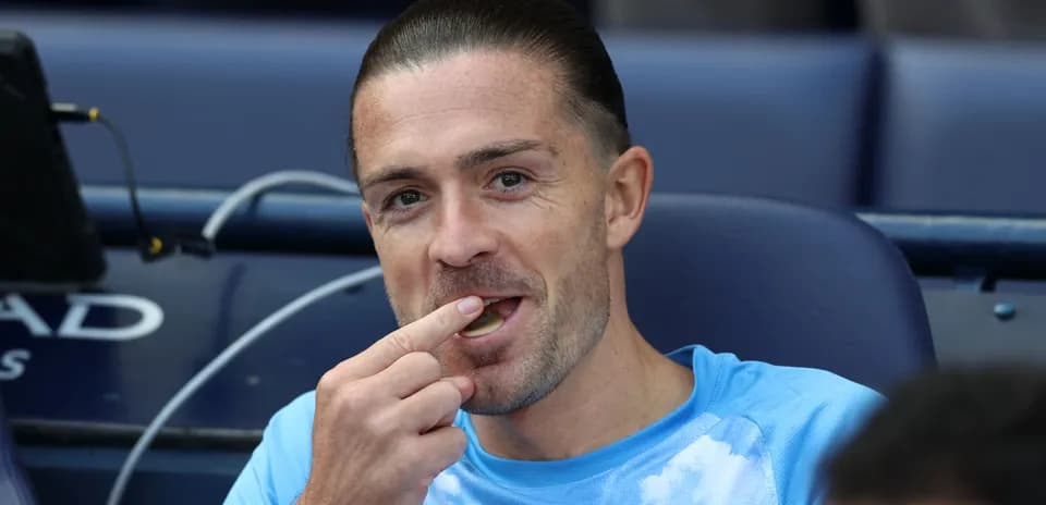Jugador sentado en el banquillo comiendo un dulce