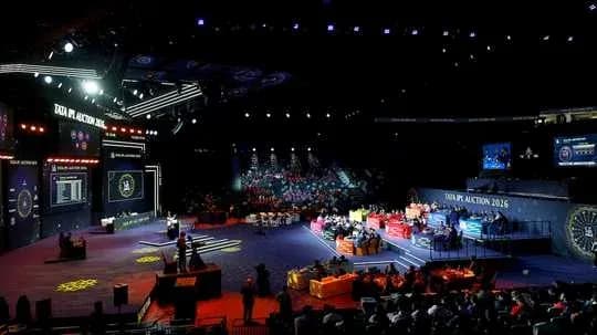 Sala de subasta de la IPL con equipos y participantes