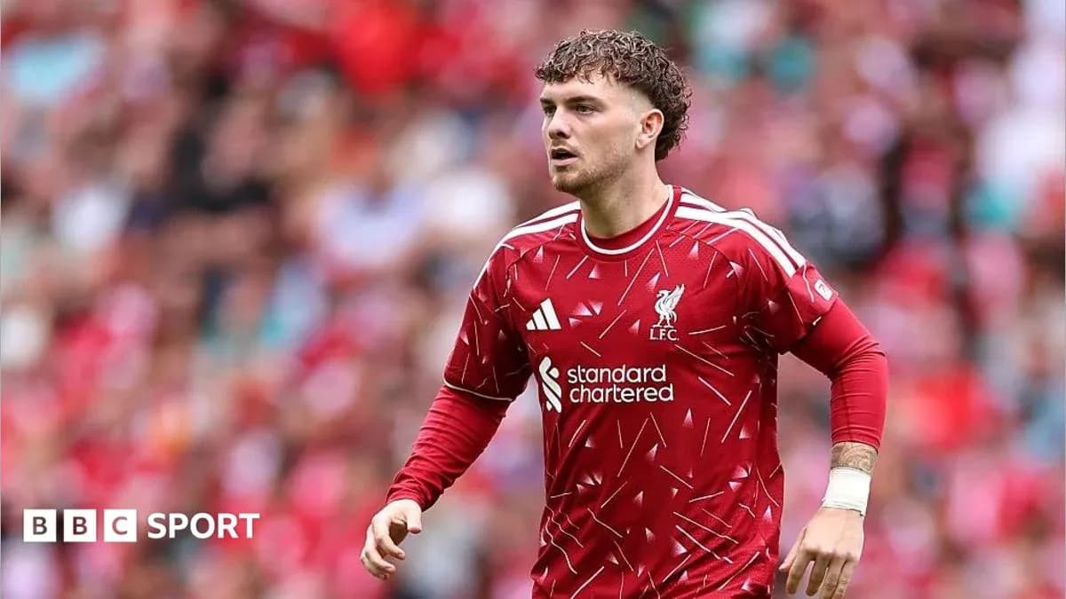 Jugador de Liverpool en acción durante el partido