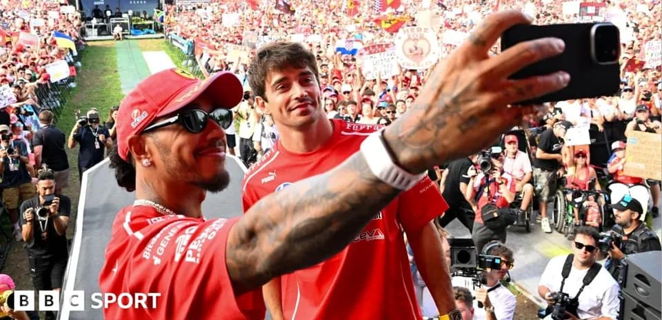 Pilotos posando para selfie ante la multitud