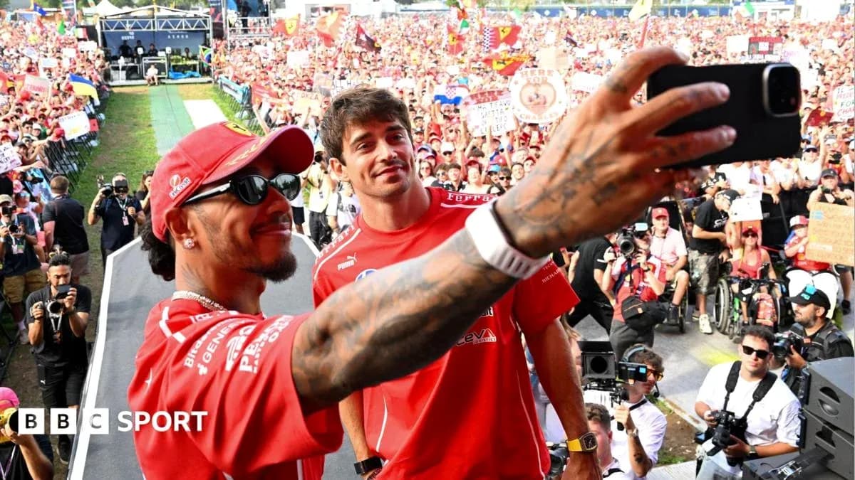 Pilotos posando para selfie ante la multitud