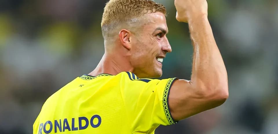 Jugador celebrando con el puño en alto