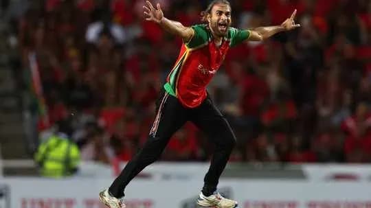 Jugador celebrando una wicket durante un partido de cricket