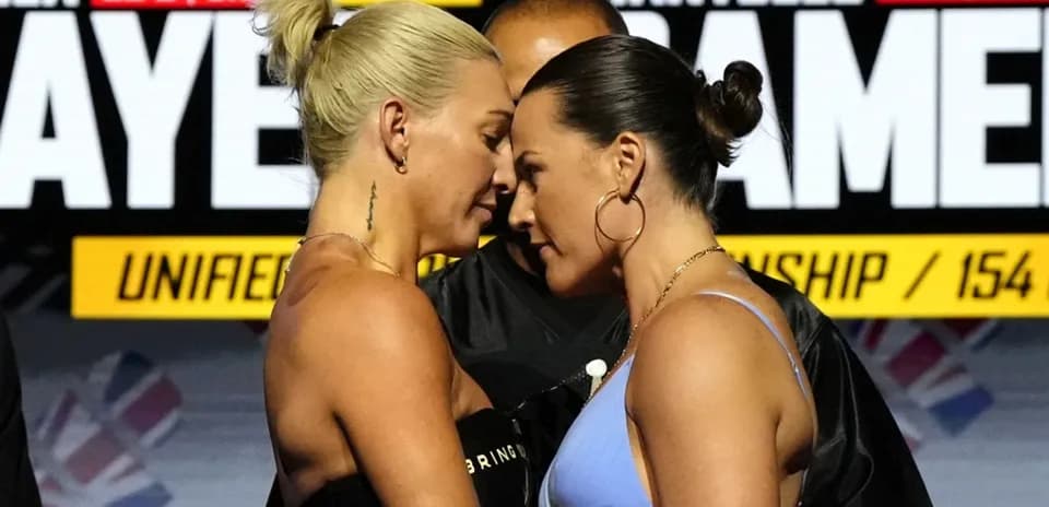 Boxeadoras cara a cara en ceremonia de pesaje