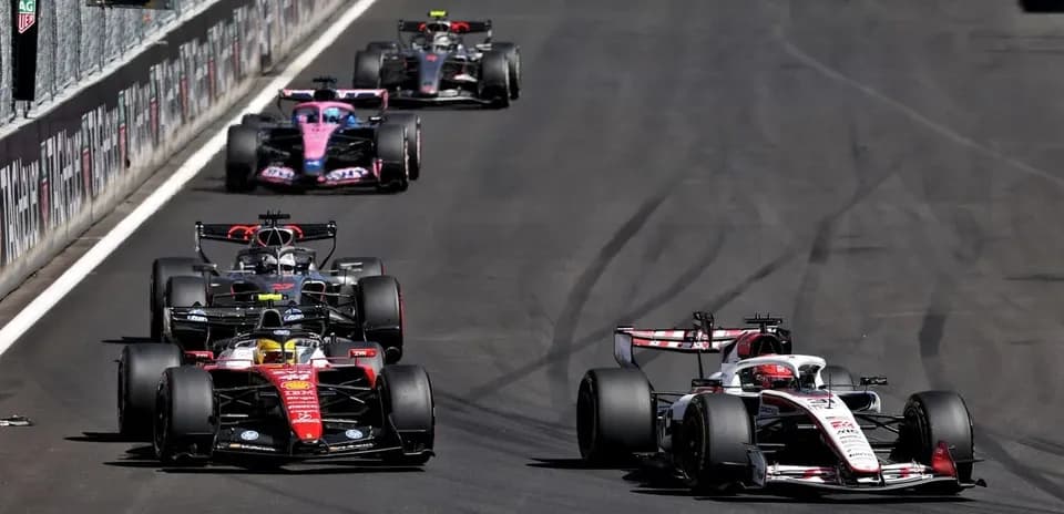 Varios coches de Fórmula 1 compitiendo en pista