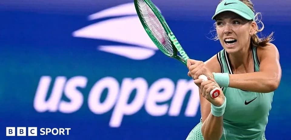 Jugadora de tenis golpeando la pelota en US Open