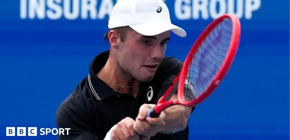 Jugador de tenis golpeando la pelota en la cancha