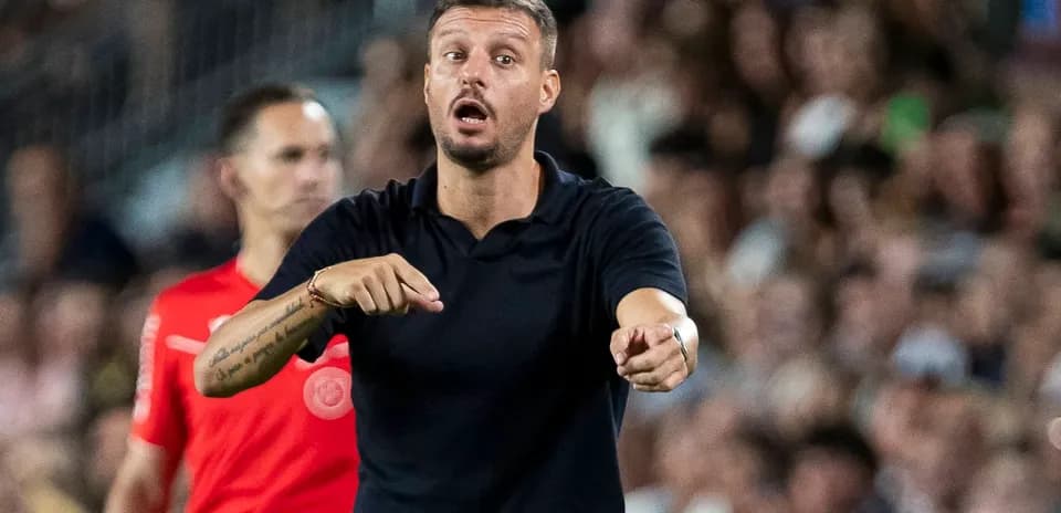 Entrenador dando instrucciones durante el partido