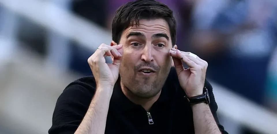 Entrenador dirigiendo a su equipo durante el partido